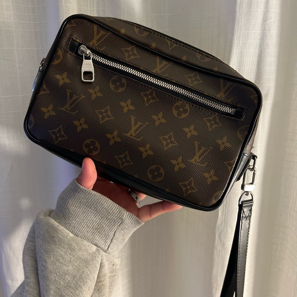 ** AUTHENTIC Louis Vuitton Men’s Pouchette